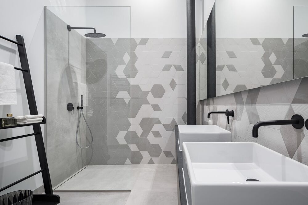 Barrierearme Dusche mit Glasabtrennung nach dem Umbau einer Badewanne