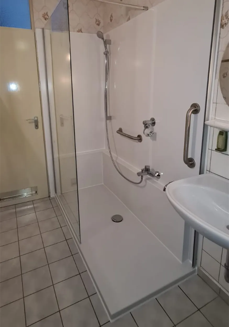 Nachher: Standardwanne zur ebenerdigen Dusche