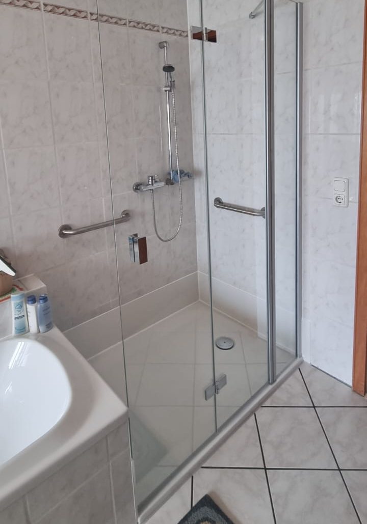 Nachher: Modernes Bad mit Walk-In-Dusche