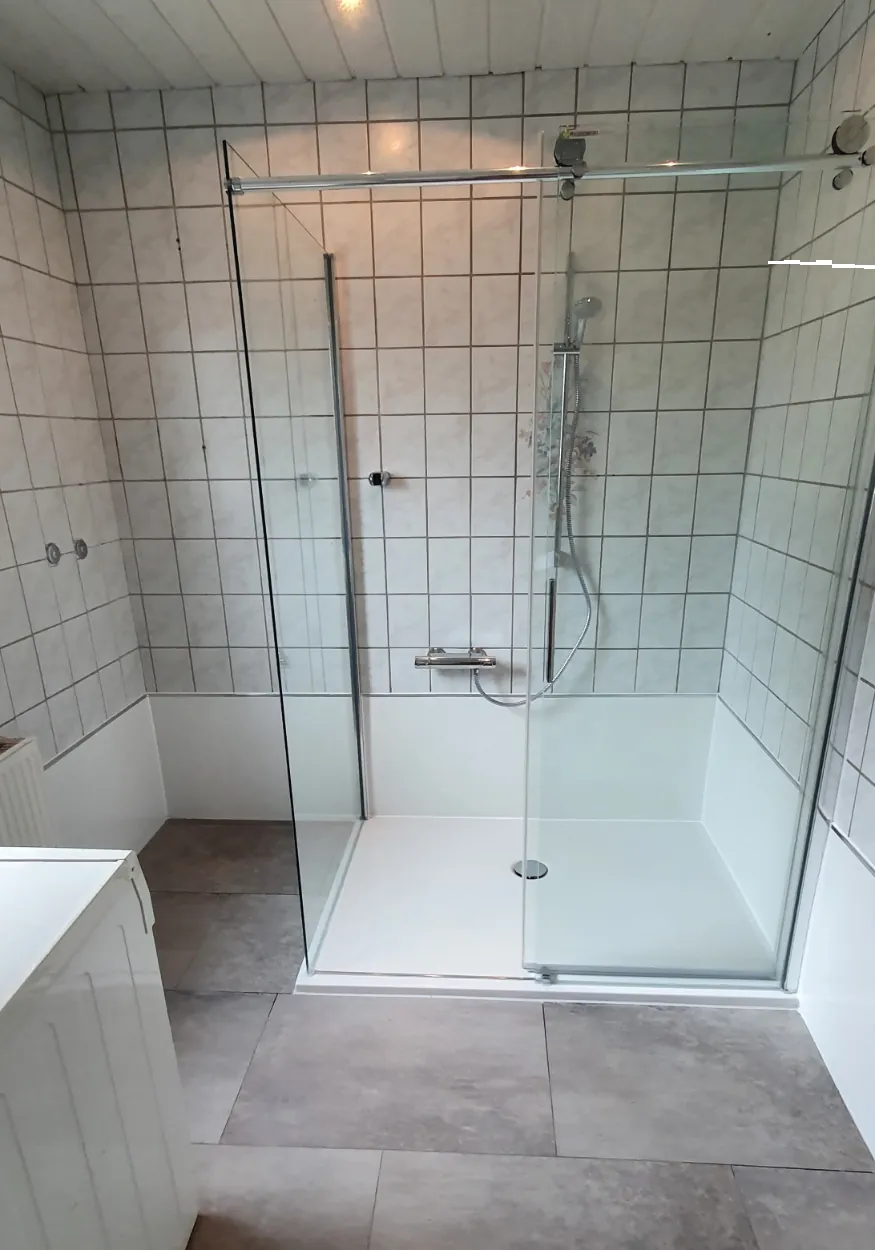 Nachher: Eckbadewanne zum barrierefreien Duschbereich