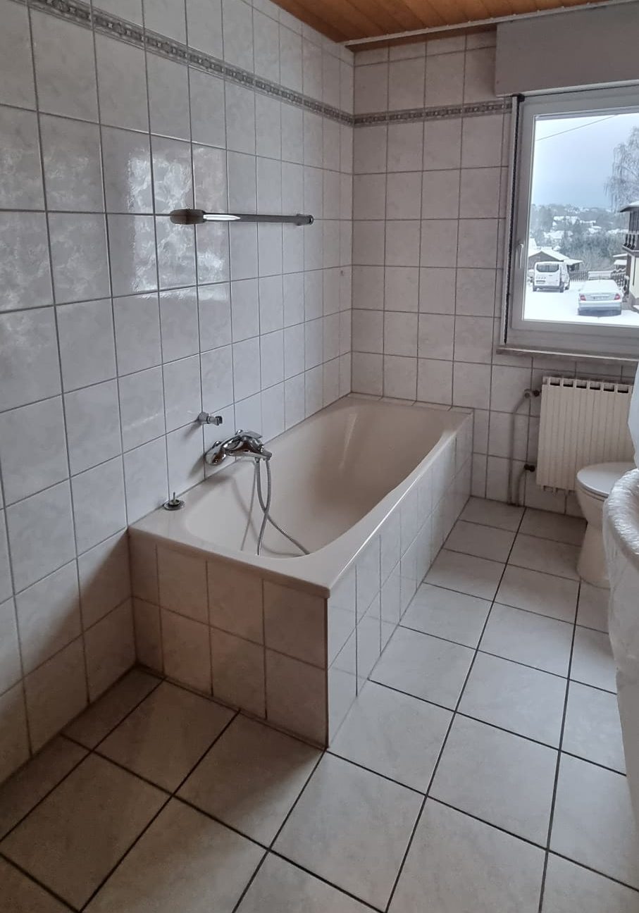 Vorher: Moderner Duschbereich mit Glasabtrennung
