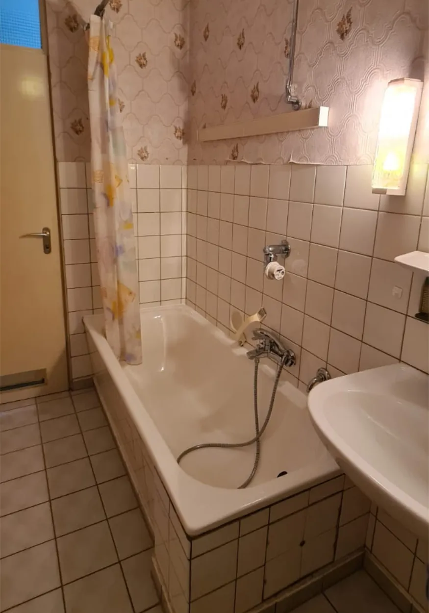 Vorher: Standardwanne zur ebenerdigen Dusche