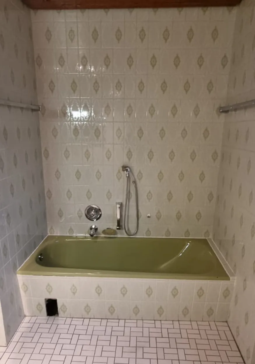Altes Badezimmer mit hoher Badewanne vor dem Umbau
