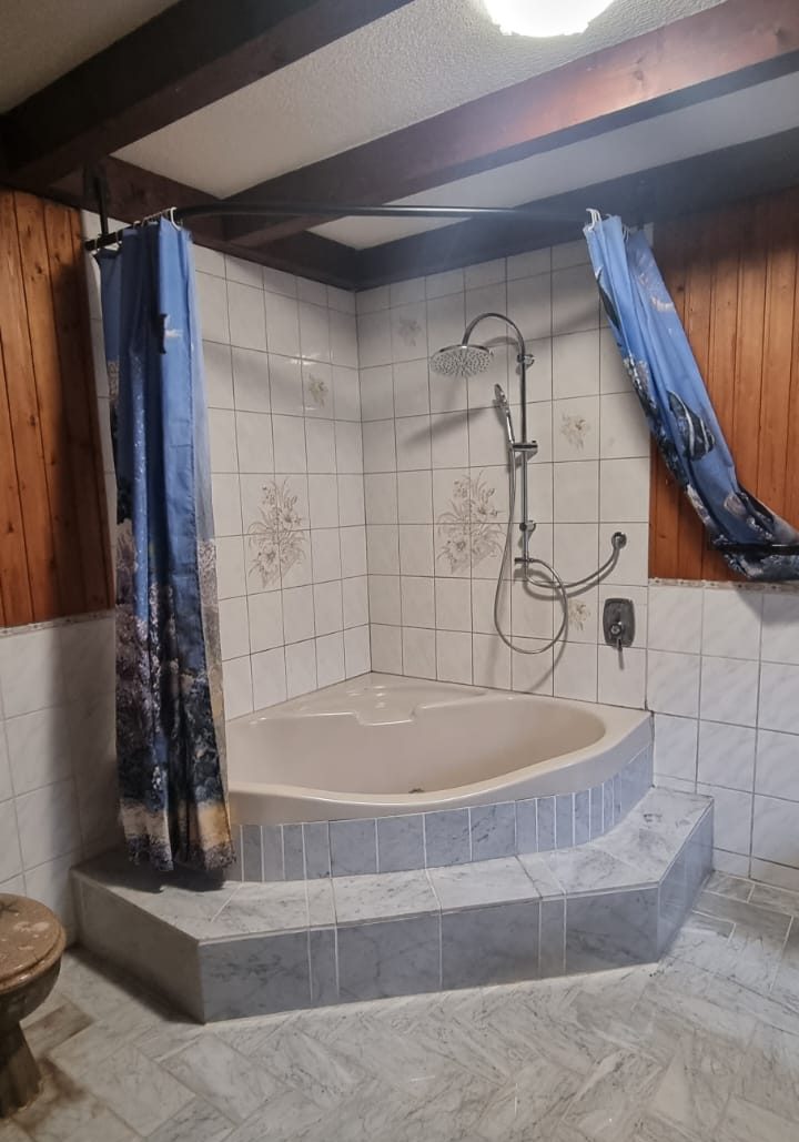 Vorher: Wanne zur bodengleichen Dusche