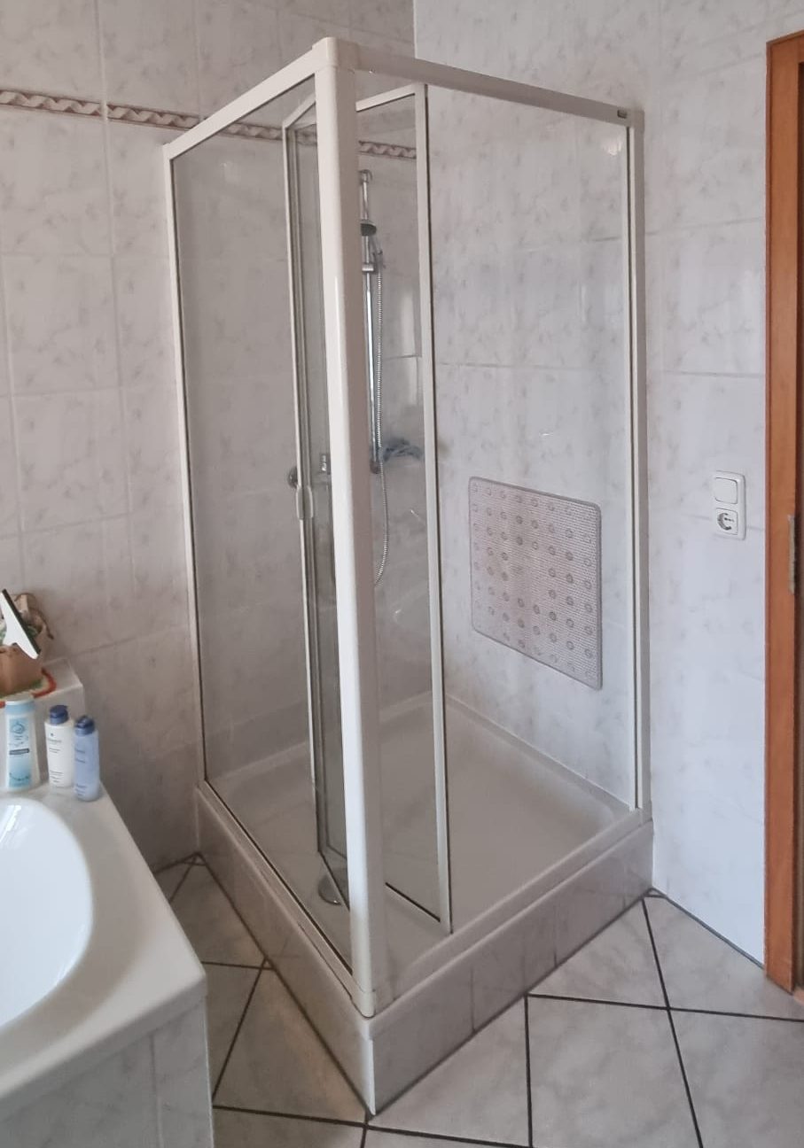 Vorher: Modernes Bad mit Walk-In-Dusche