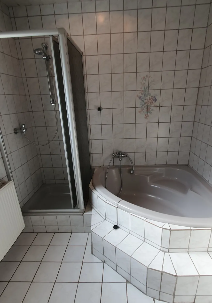 Vorher: Eckbadewanne zum barrierefreien Duschbereich